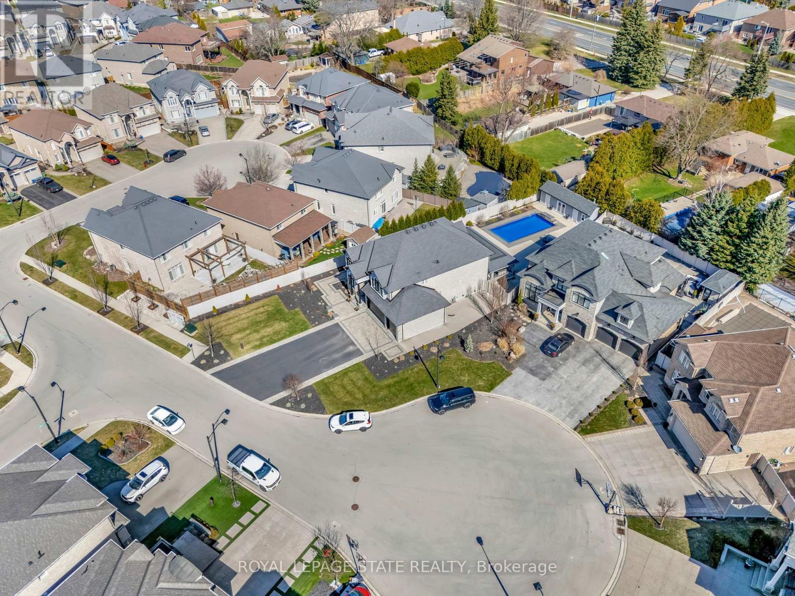 Photo 2 of 7 Bernini Court, Hamilton ON