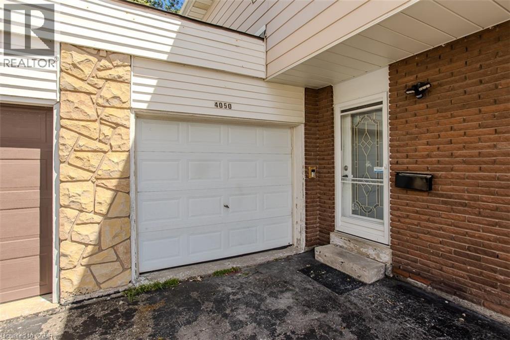 Photo 4 of 4050 Longmoor Drive, Burlington ON