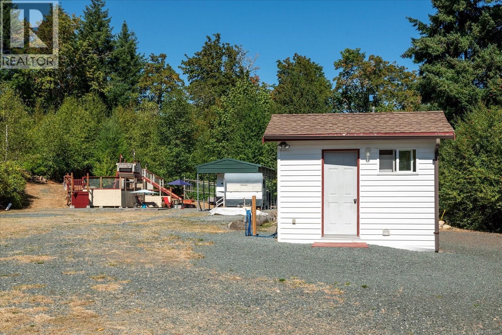 Photo 4 of 6593 Country Rd, Fanny Bay BC