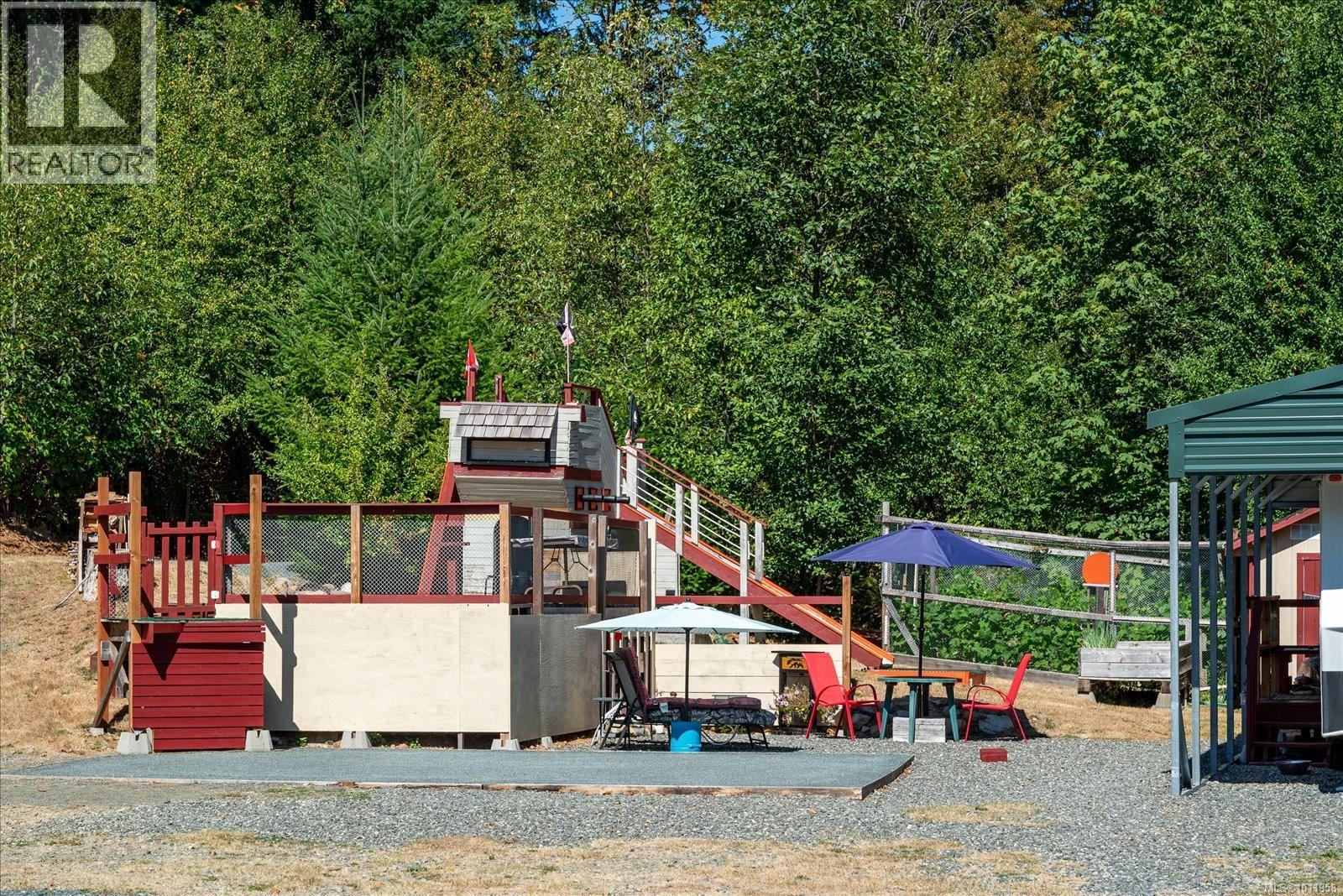 Photo 16 of 6593 Country Rd, Fanny Bay BC