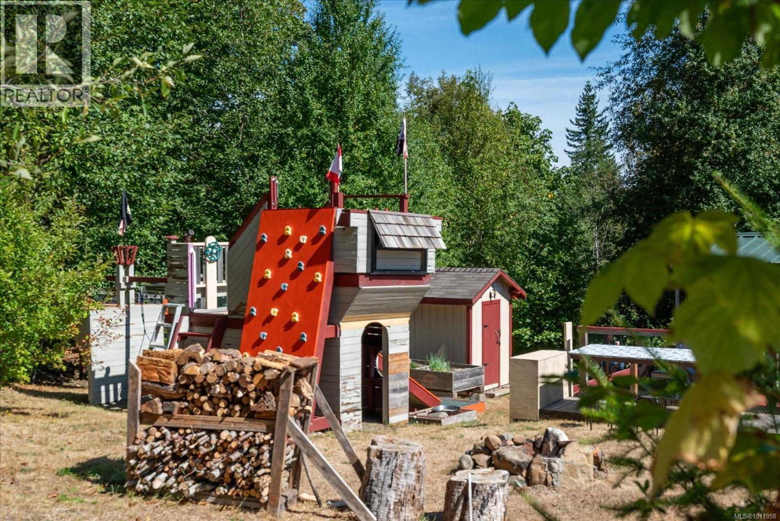 Photo 14 of 6593 Country Rd, Fanny Bay BC