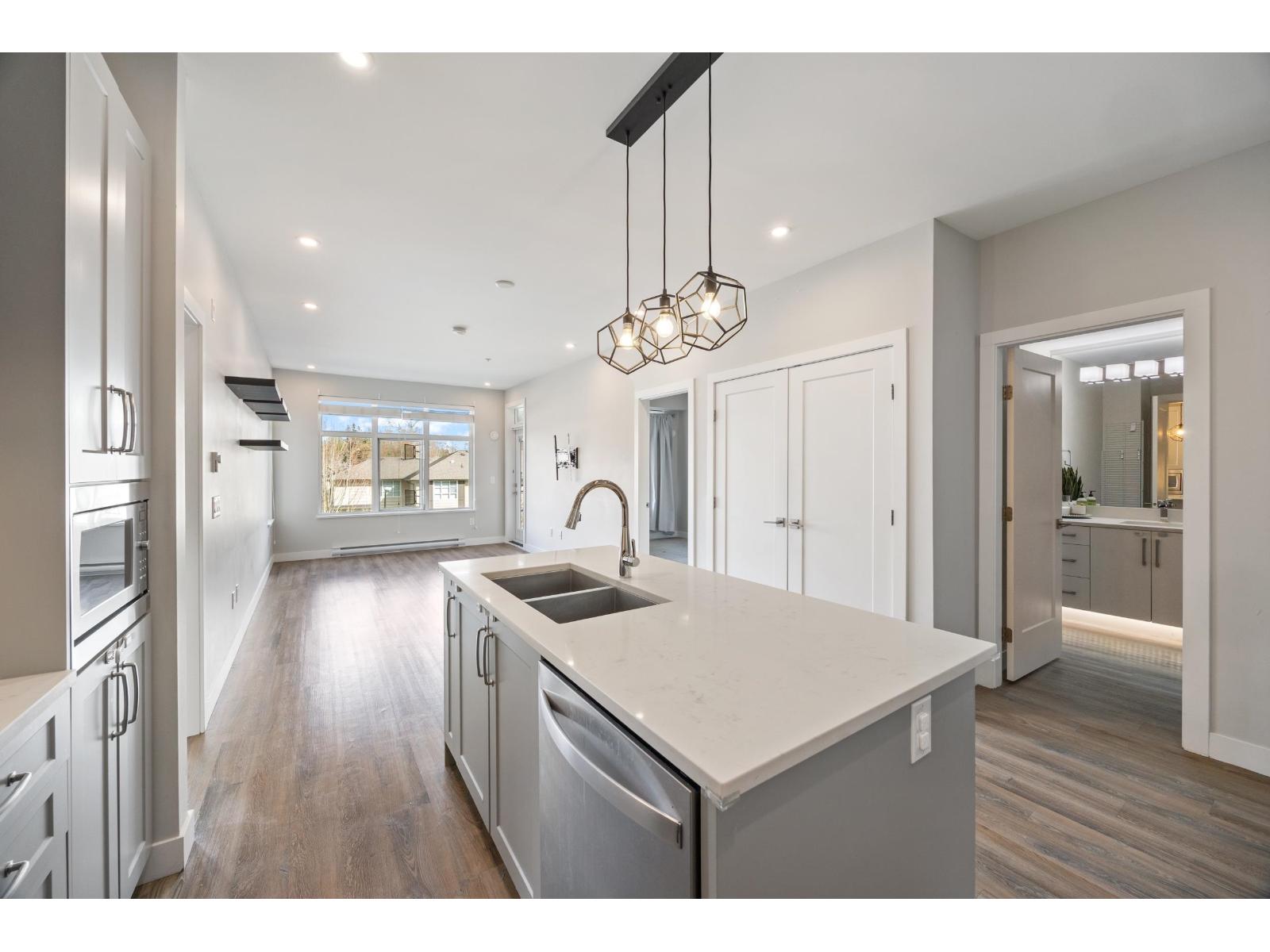 Photo 4 of 412 15436 31 Avenue, Surrey BC