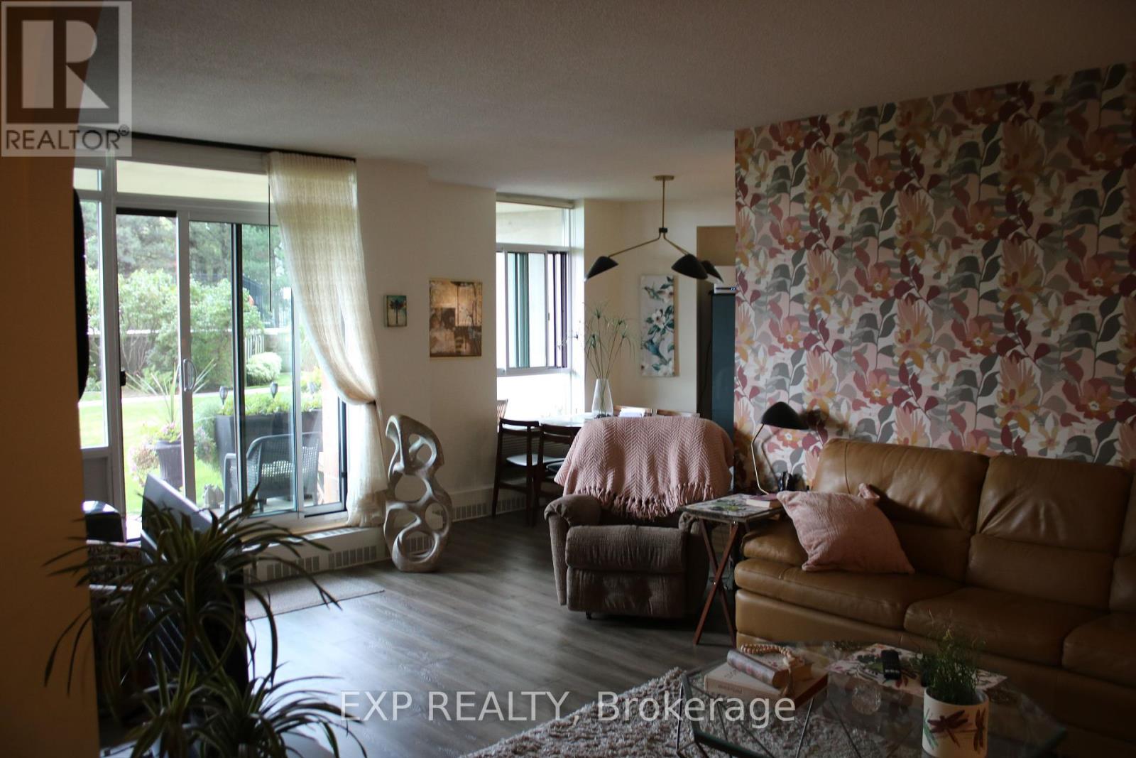 Photo 6 of 104 5250 Lakeshore Road, Burlington ON