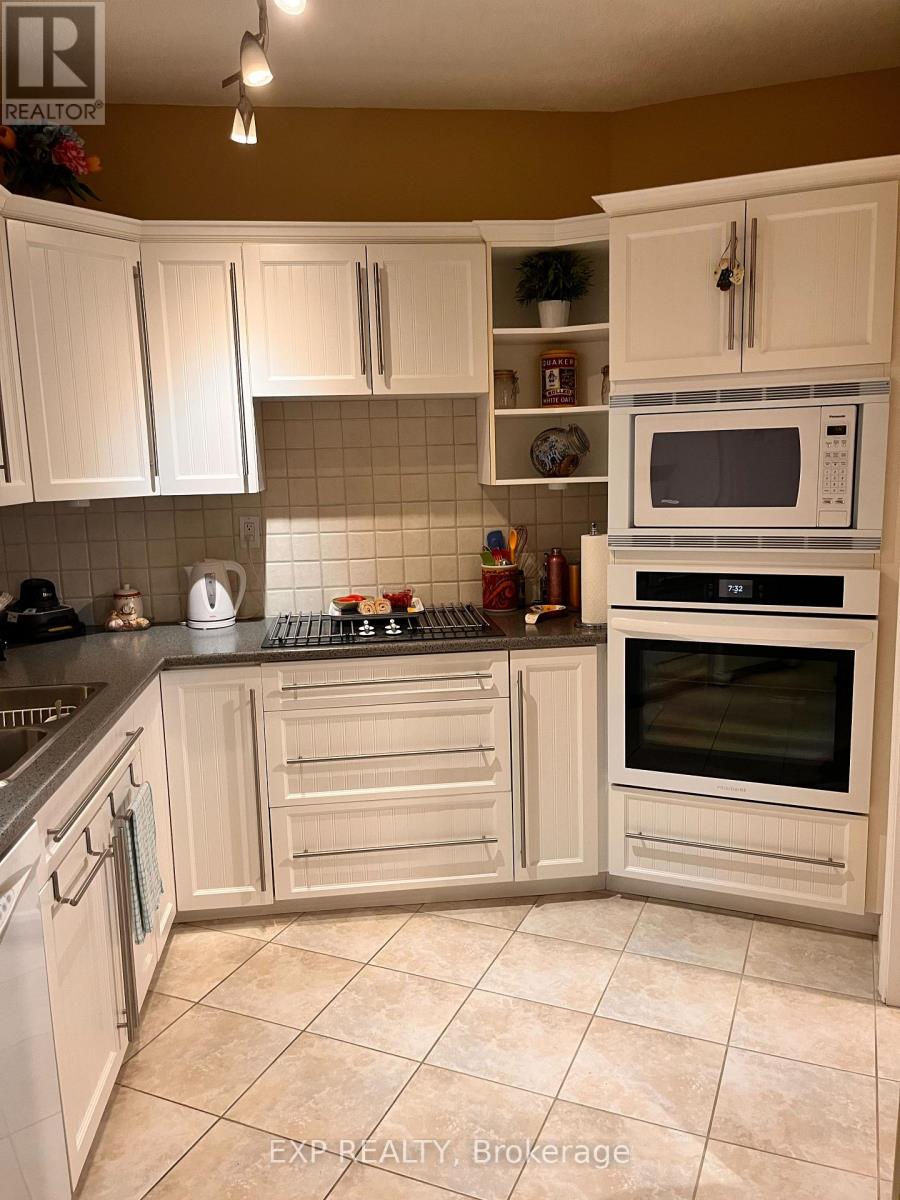 Photo 3 of 104 5250 Lakeshore Road, Burlington ON