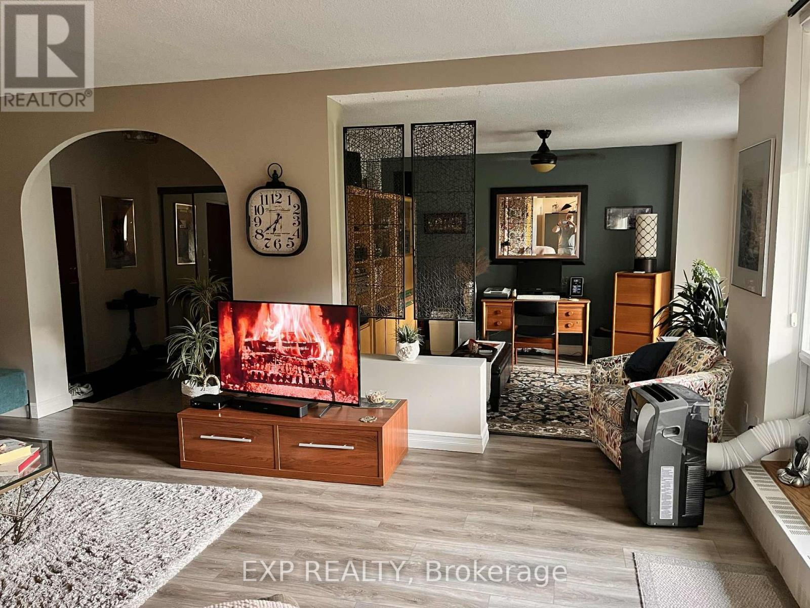 Photo 5 of 104 5250 Lakeshore Road, Burlington ON