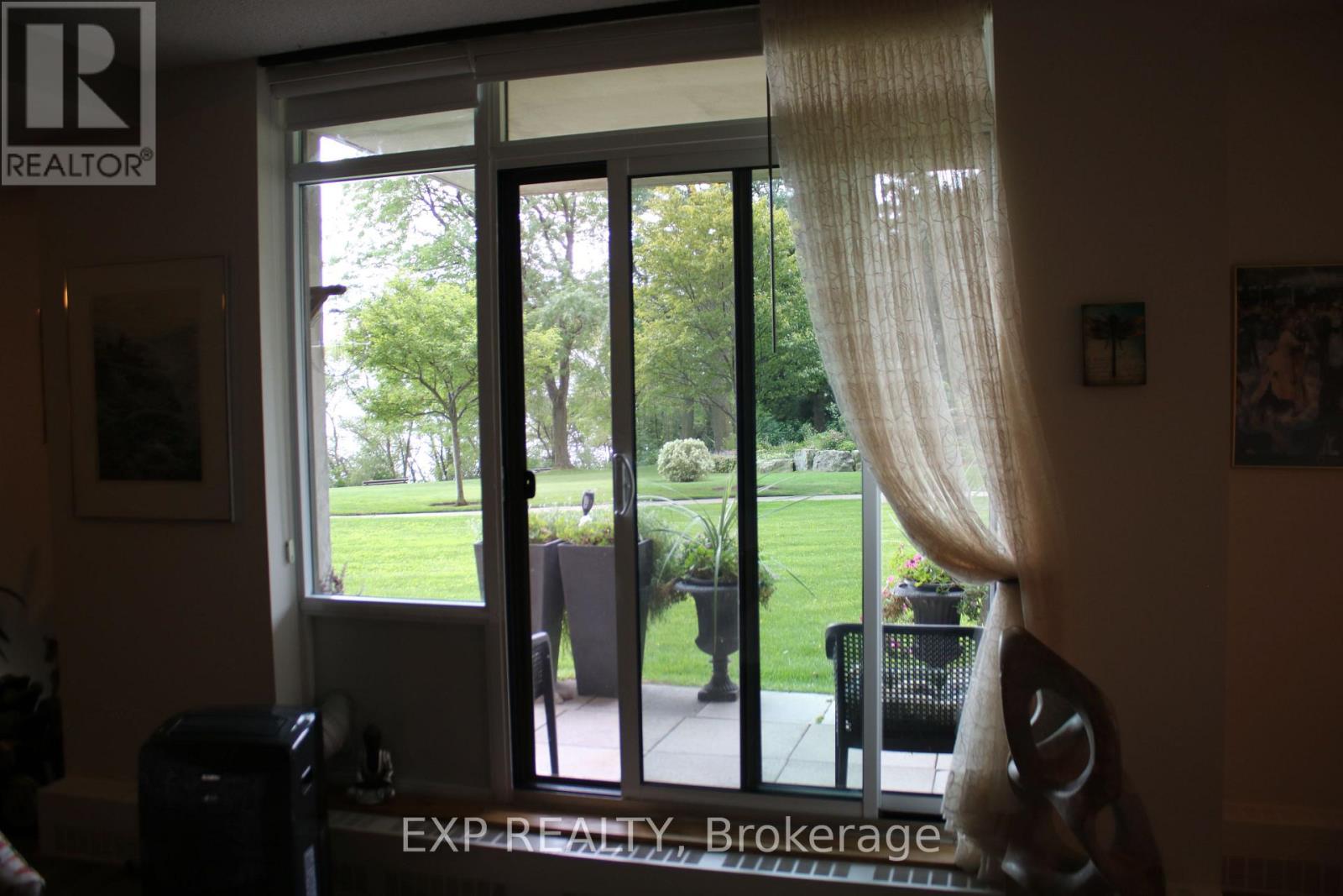 Photo 8 of 104 5250 Lakeshore Road, Burlington ON