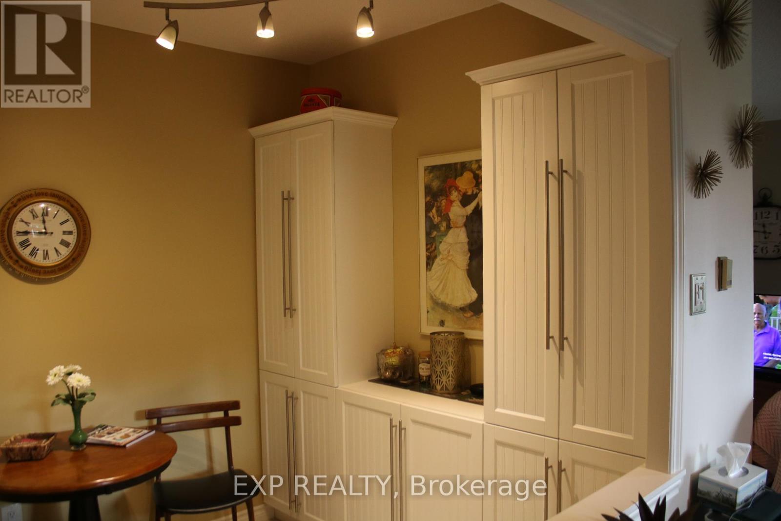 Photo 7 of 104 5250 Lakeshore Road, Burlington ON