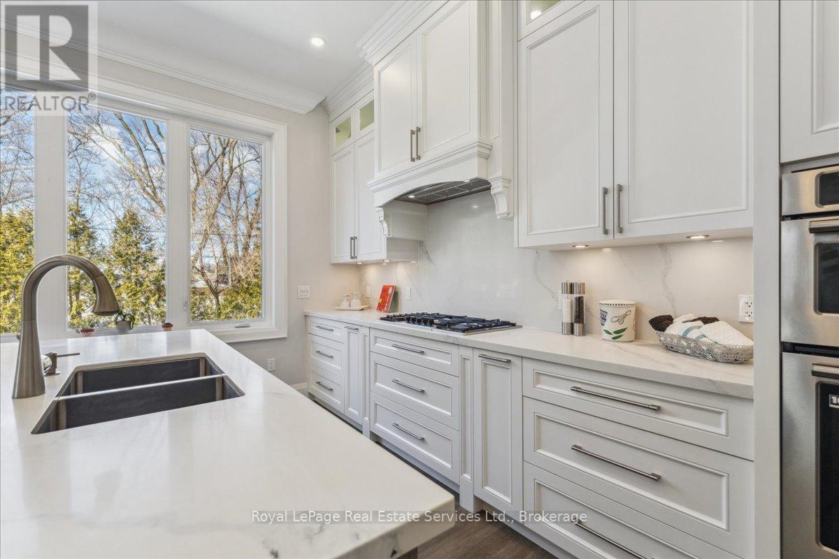 Photo 13 of 1211 Pinegrove Road, Oakville ON
