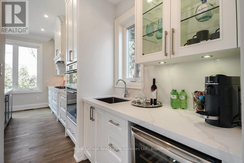 Photo 9 of 1211 Pinegrove Road, Oakville ON