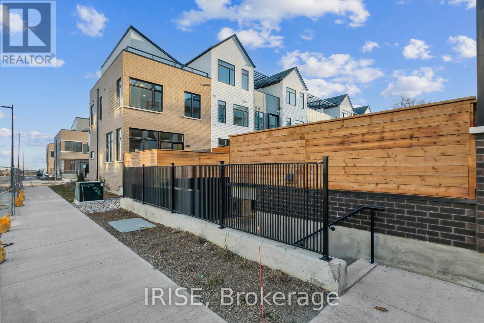 Photo 45 of 55 40 Lou Parsons Way, Mississauga ON