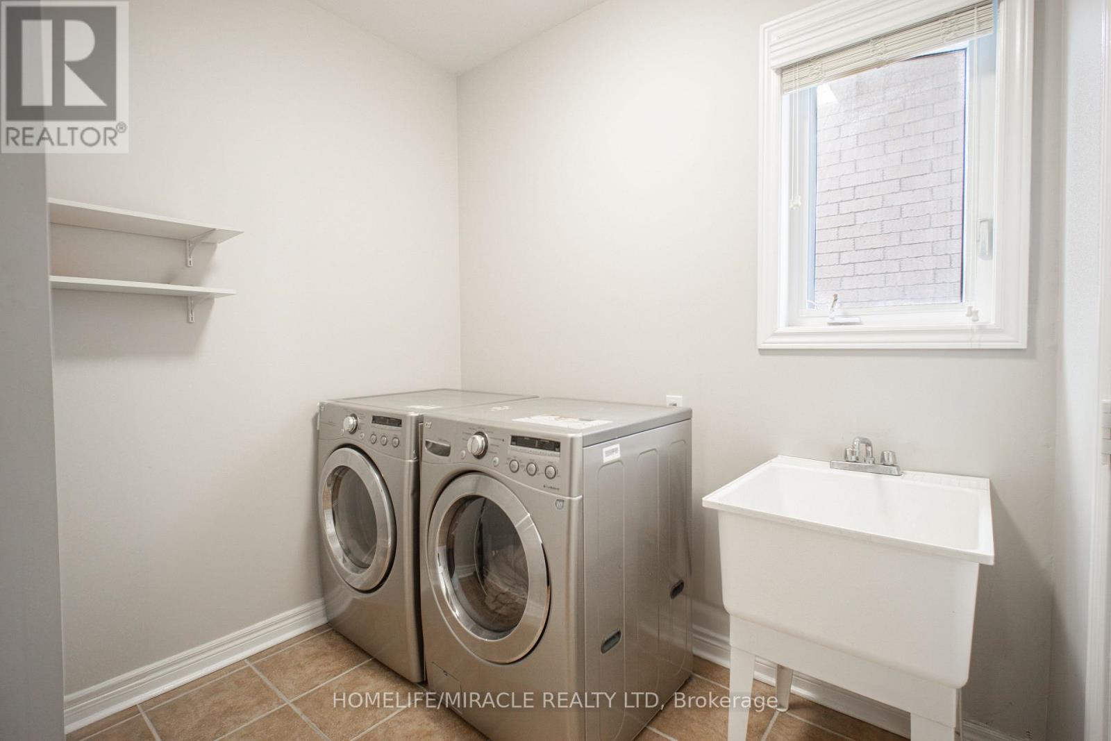 Photo 9 of 824 Millard Street, Whitchurchstouffville ON