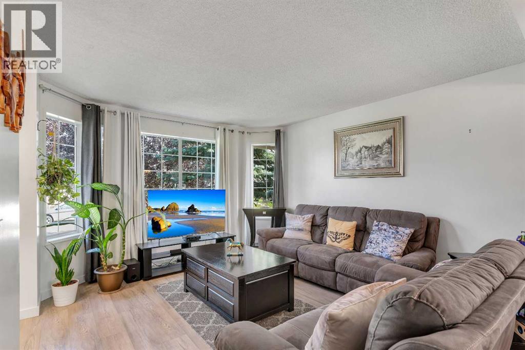 Photo 3 of 71 Rivercrest Circle Se, Calgary AB