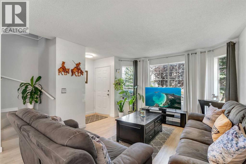 Photo 5 of 71 Rivercrest Circle Se, Calgary AB