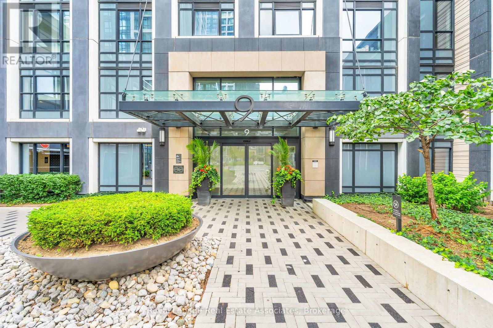 Photo 4 of 1333 5 Mabelle Avenue, Toronto ON