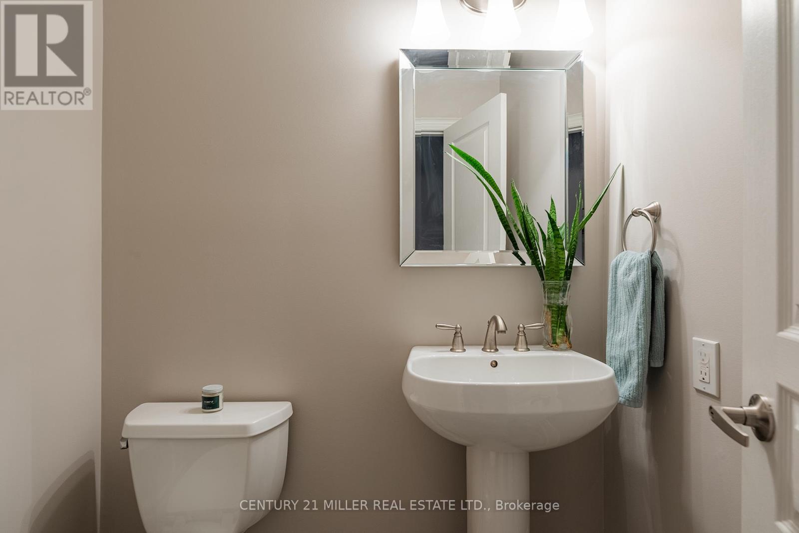 Photo 6 of 131 Brock Street, Oakville ON