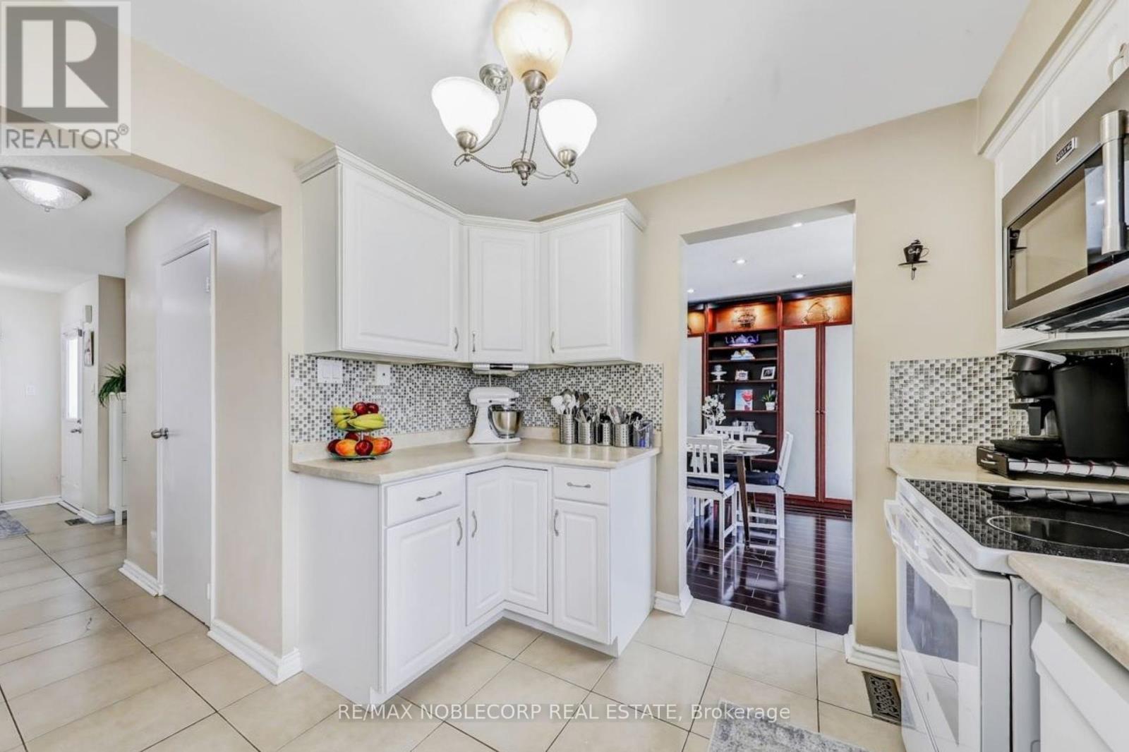 Photo 12 of 30 Mayberry Court, Brampton ON