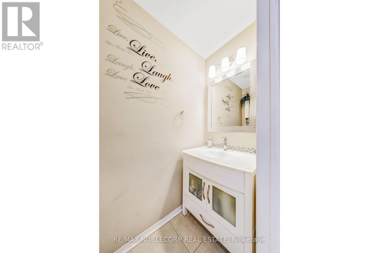Photo 13 of 30 Mayberry Court, Brampton ON
