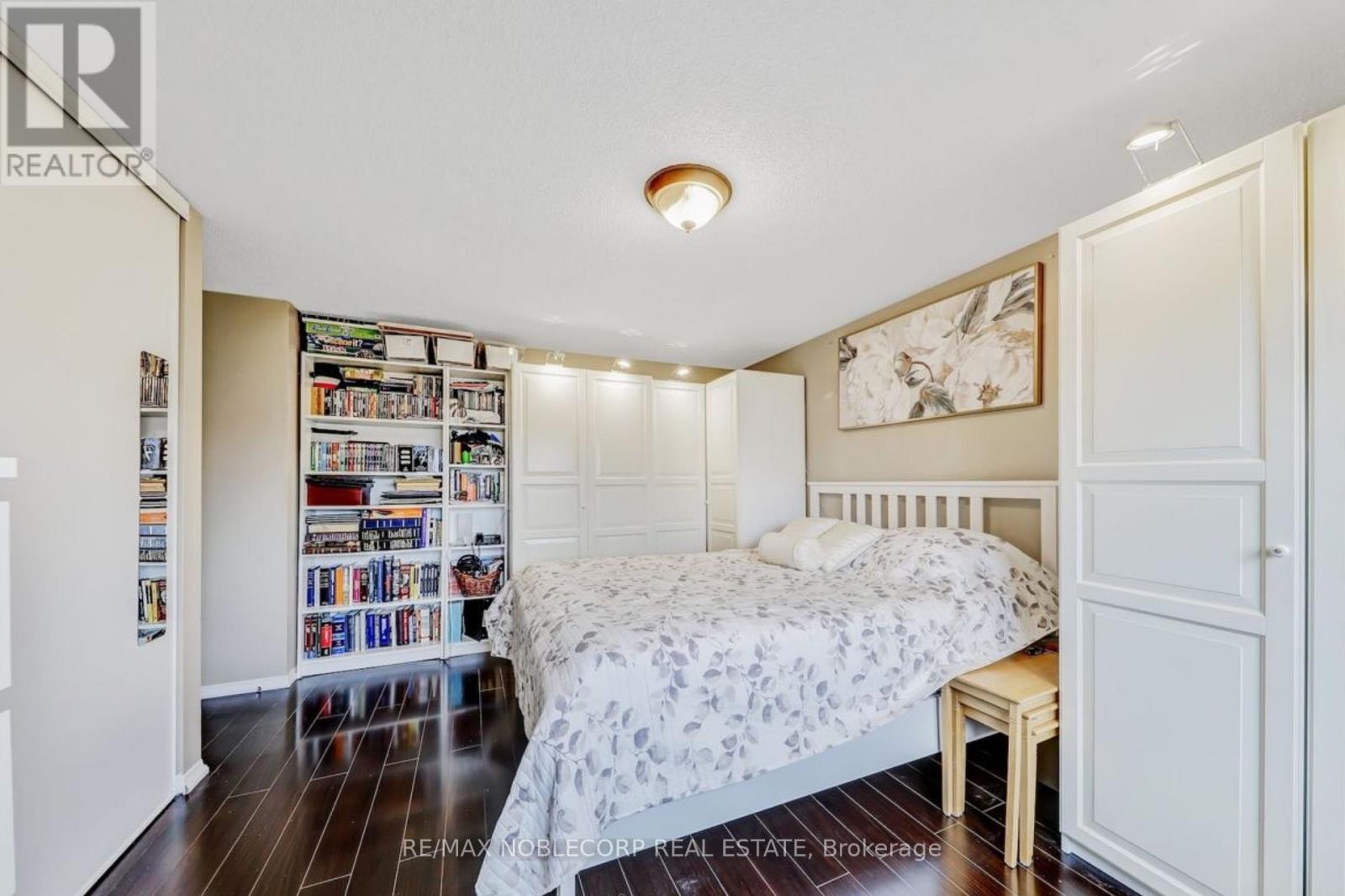 Photo 16 of 30 Mayberry Court, Brampton ON