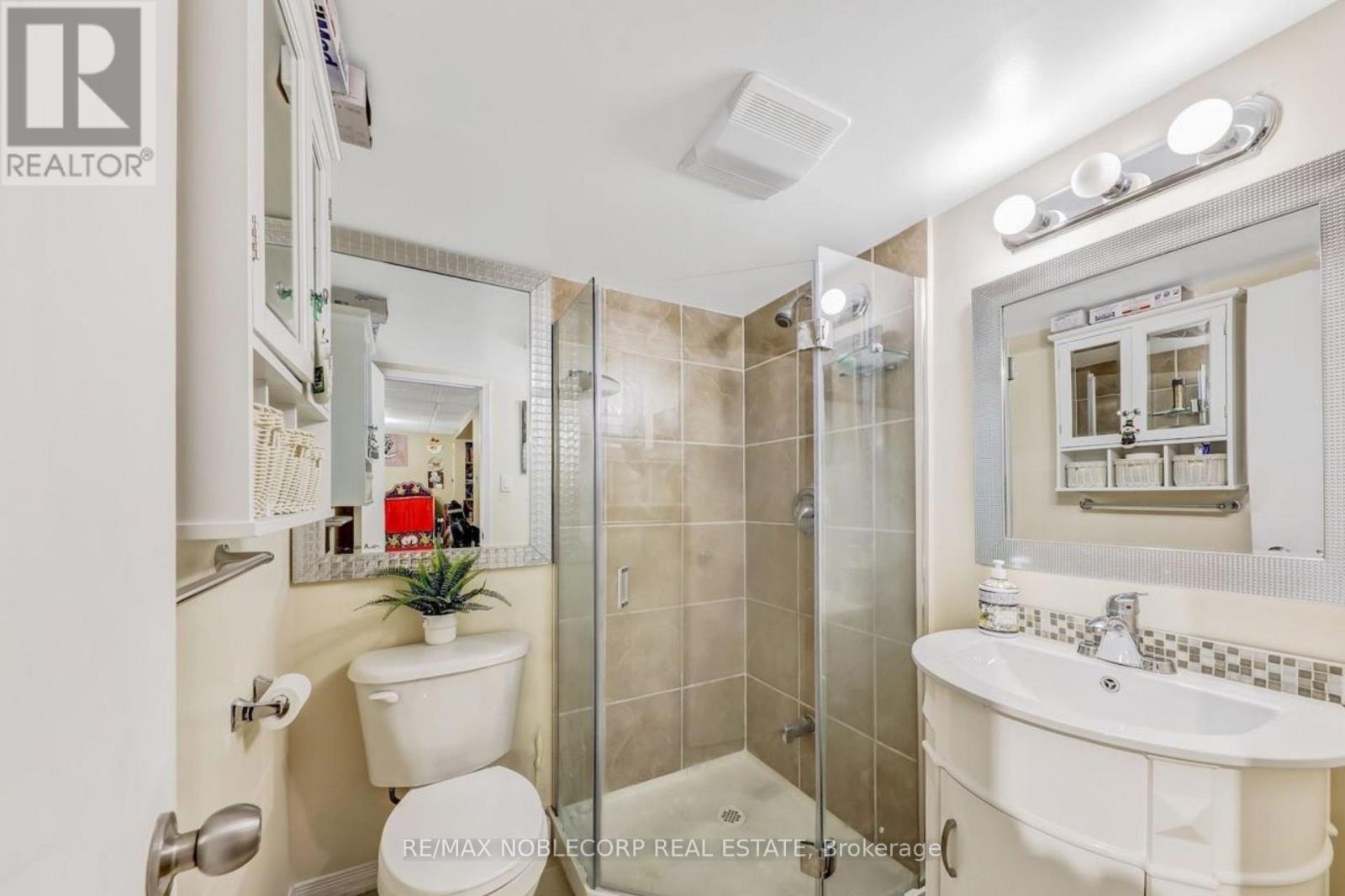 Photo 17 of 30 Mayberry Court, Brampton ON