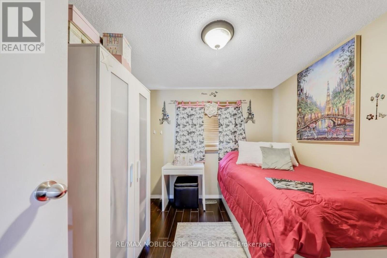Photo 18 of 30 Mayberry Court, Brampton ON