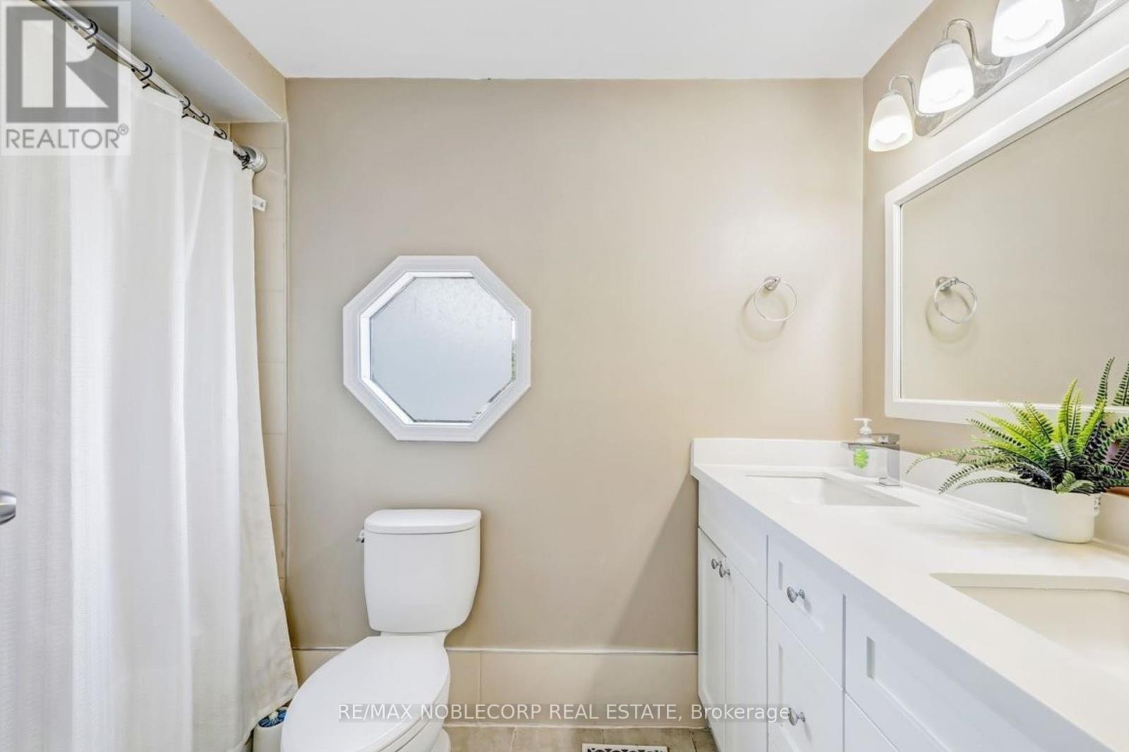 Photo 20 of 30 Mayberry Court, Brampton ON