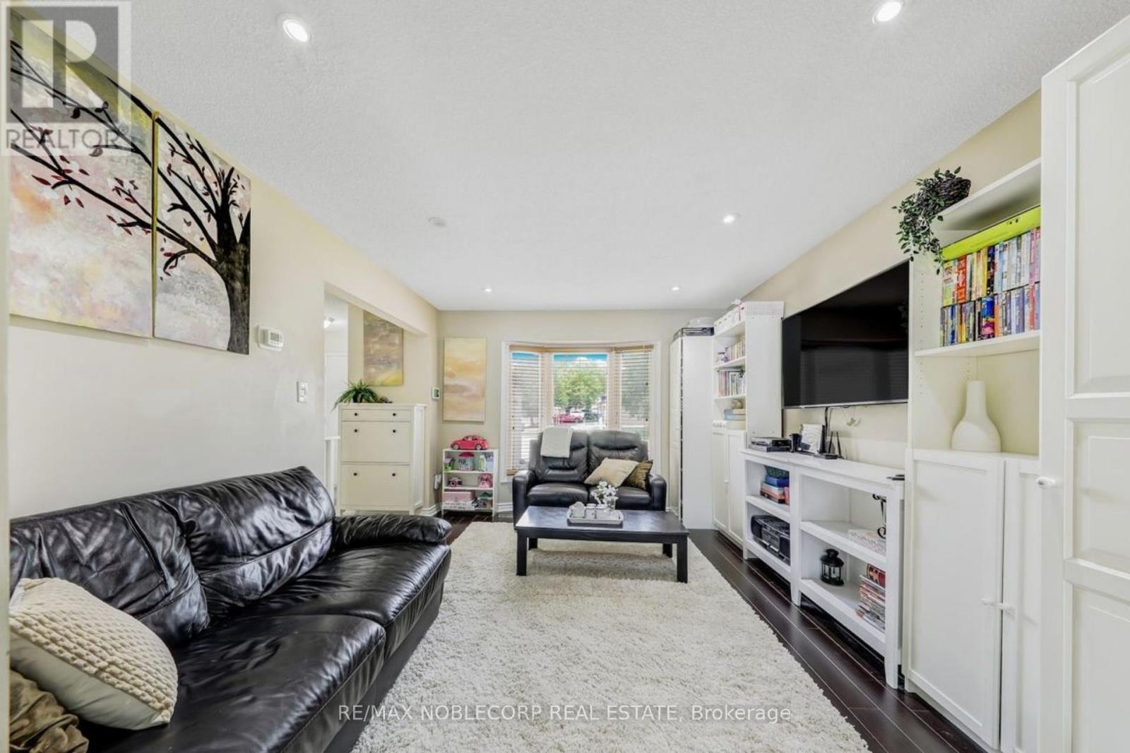 Photo 6 of 30 Mayberry Court, Brampton ON