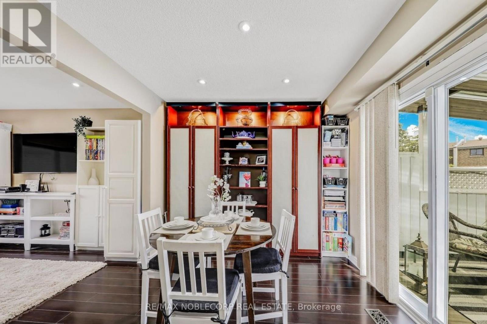 Photo 8 of 30 Mayberry Court, Brampton ON