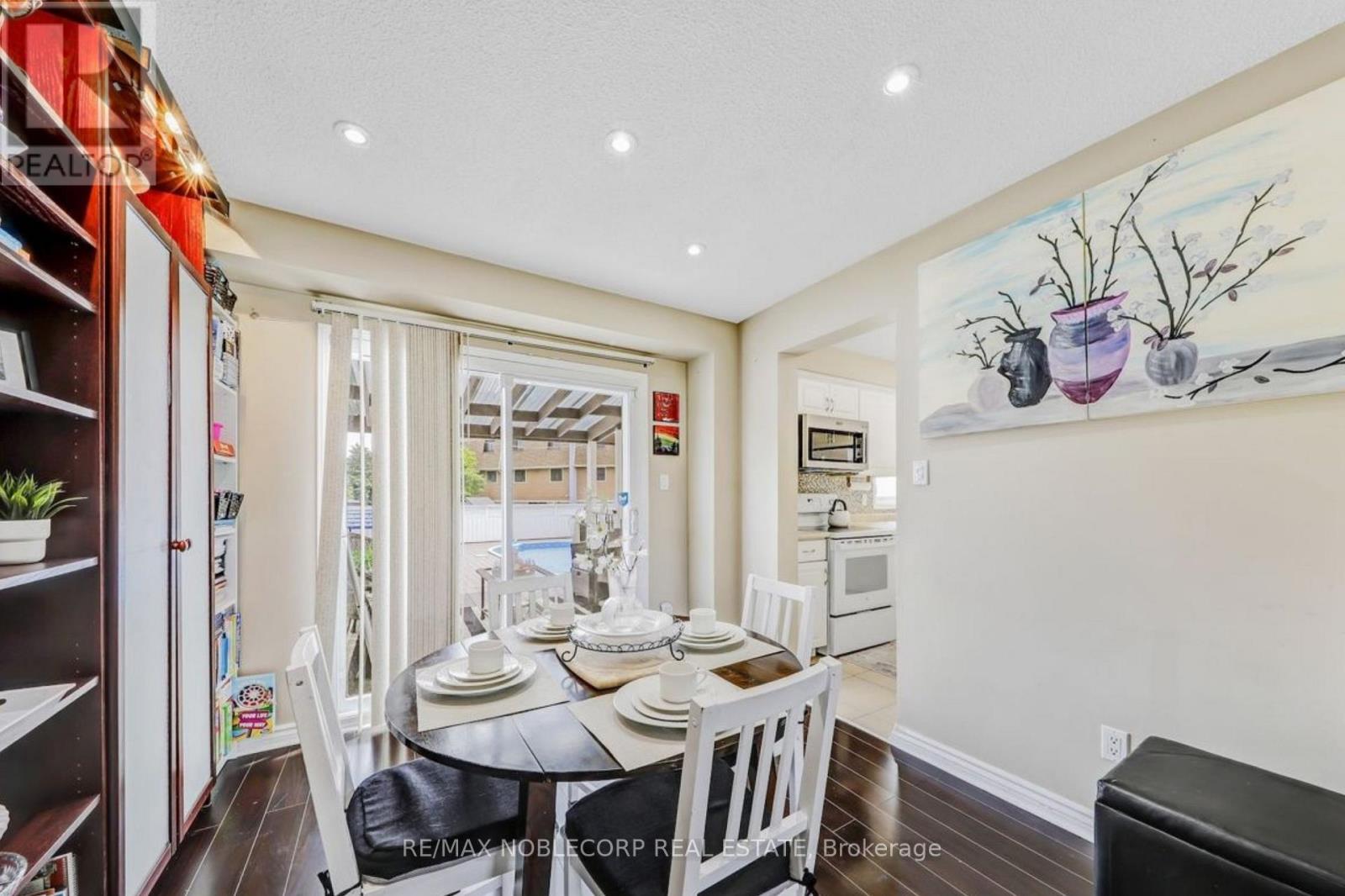 Photo 9 of 30 Mayberry Court, Brampton ON