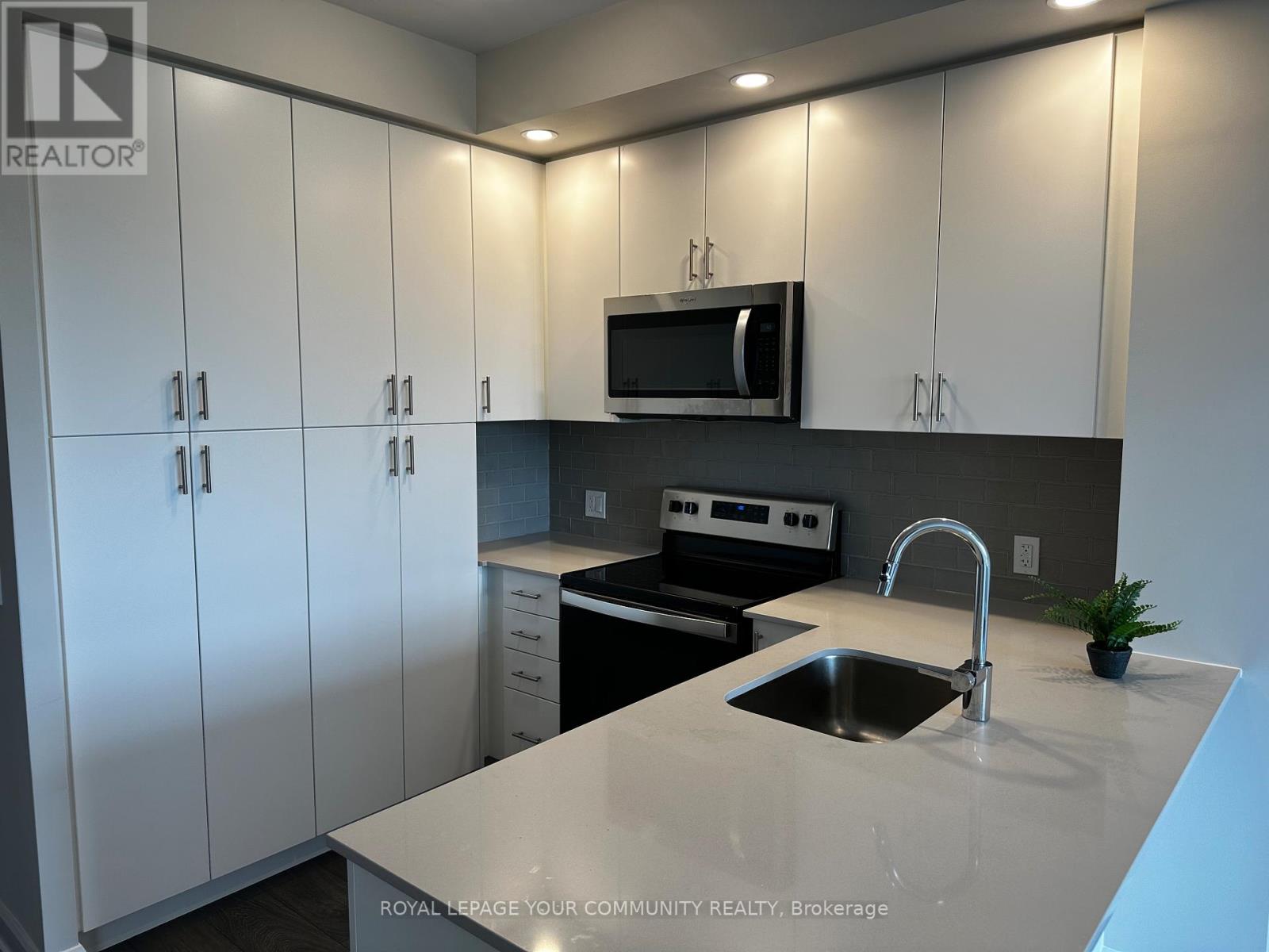 Photo 4 of 411 3220 William Coltson Avenue, Oakville ON