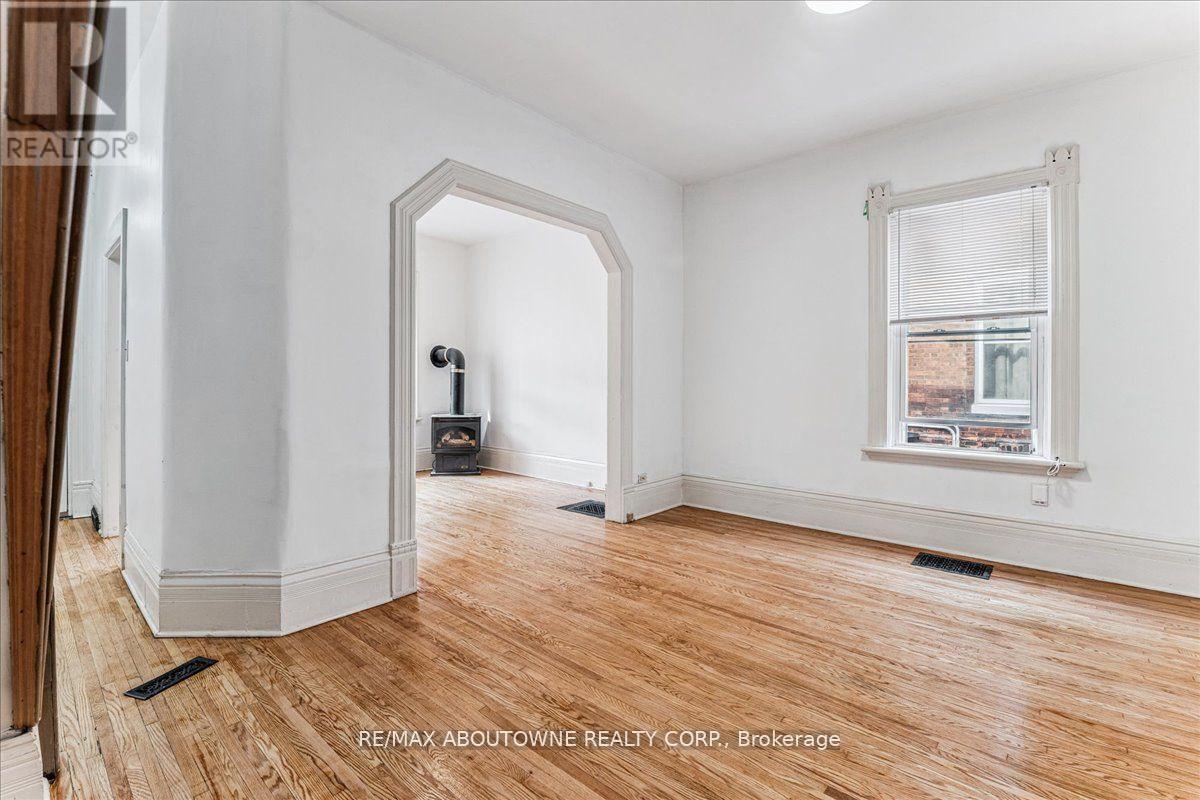 Photo 11 of 32 Arthur Street, Brant ON