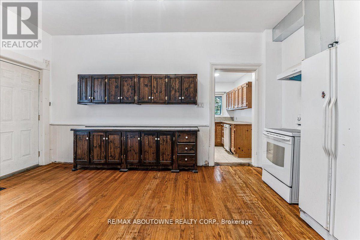 Photo 12 of 32 Arthur Street, Brant ON