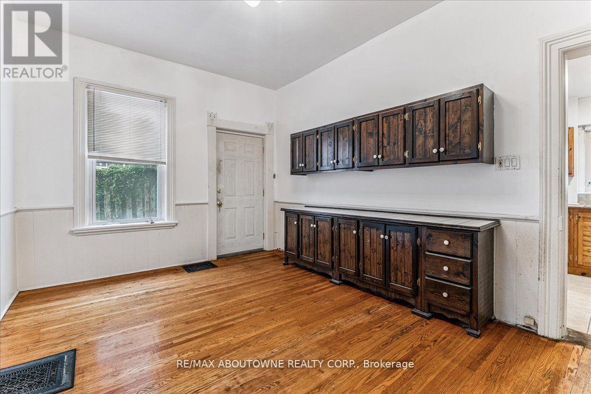 Photo 13 of 32 Arthur Street, Brant ON