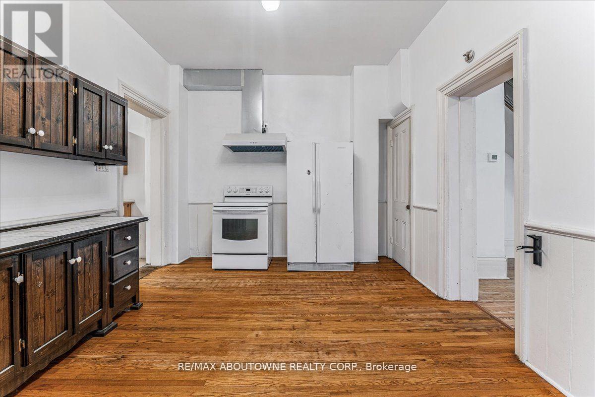 Photo 14 of 32 Arthur Street, Brant ON