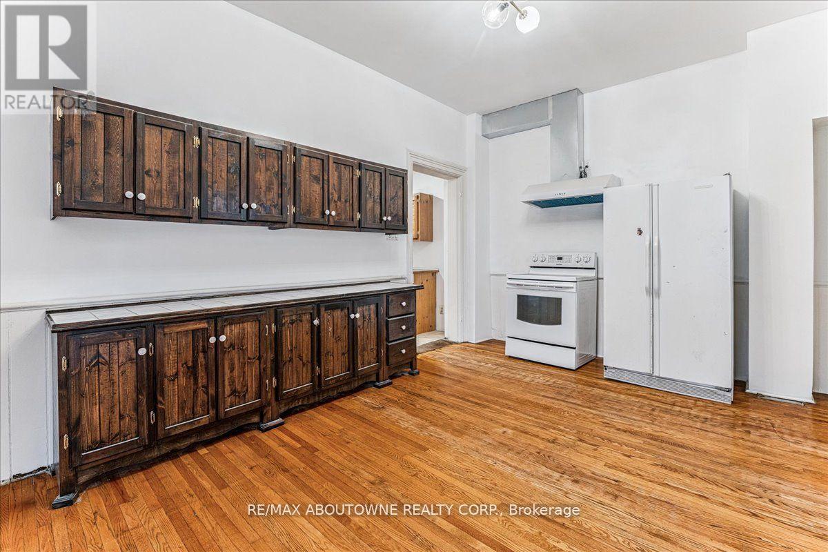 Photo 15 of 32 Arthur Street, Brant ON