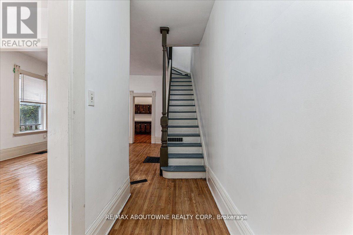 Photo 2 of 32 Arthur Street, Brant ON
