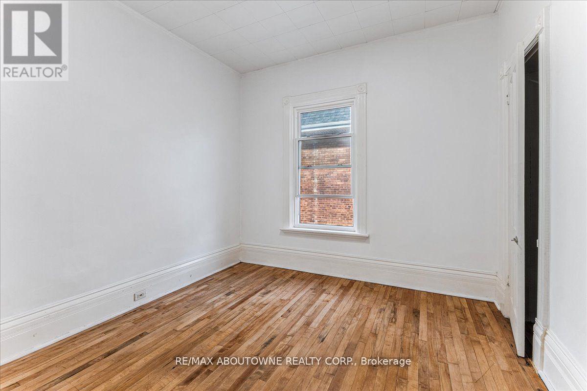 Photo 21 of 32 Arthur Street, Brant ON