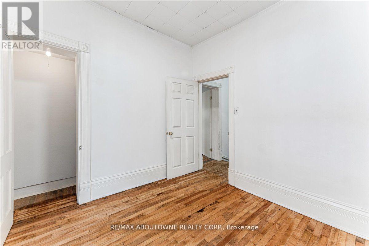 Photo 22 of 32 Arthur Street, Brant ON