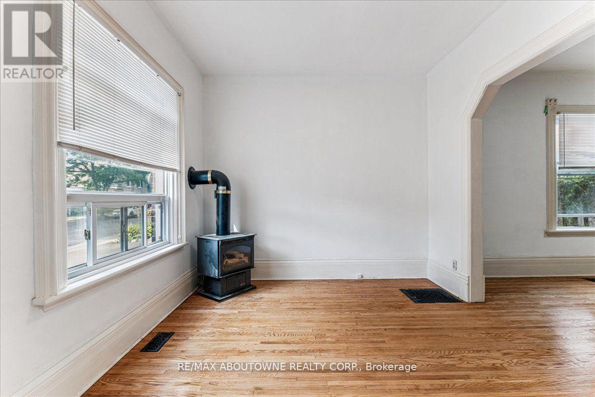 Photo 3 of 32 Arthur Street, Brant ON