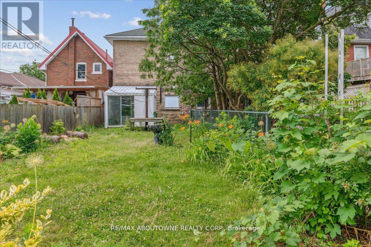 Photo 35 of 32 Arthur Street, Brant ON