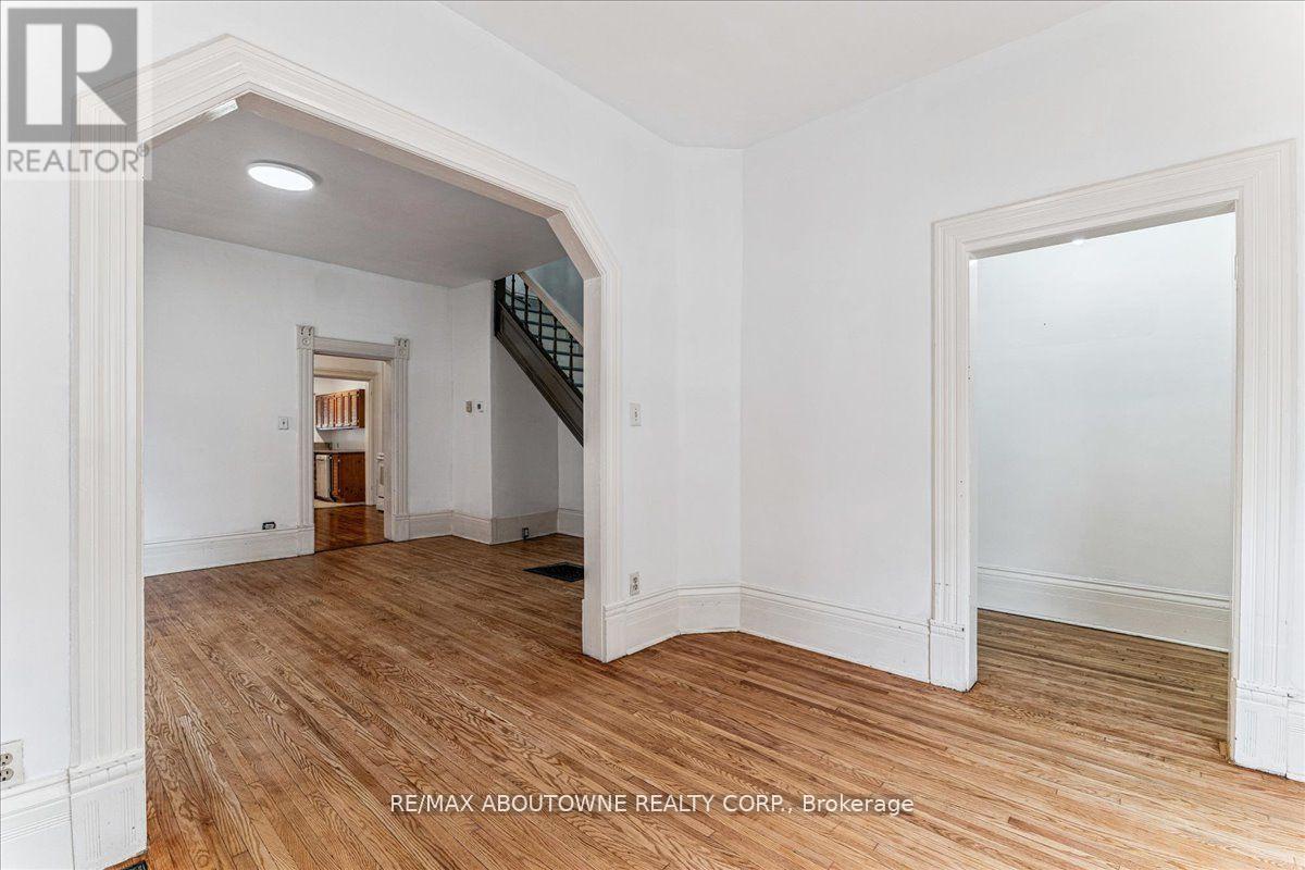 Photo 6 of 32 Arthur Street, Brant ON