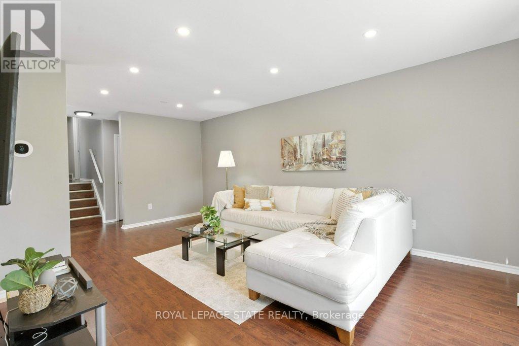 Photo 3 of 19 Lampman Crescent, Thorold ON