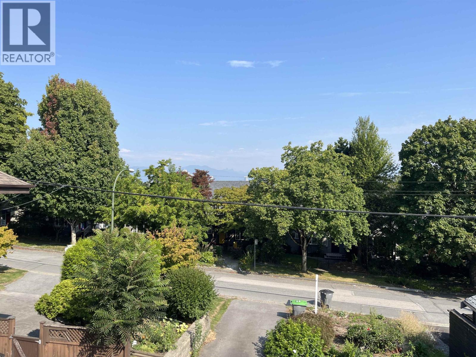 Photo 5 of 637 W 24th Avenue, Vancouver BC