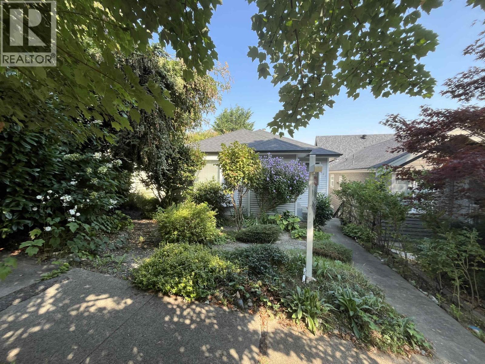 Photo 3 of 637 W 24th Avenue, Vancouver BC