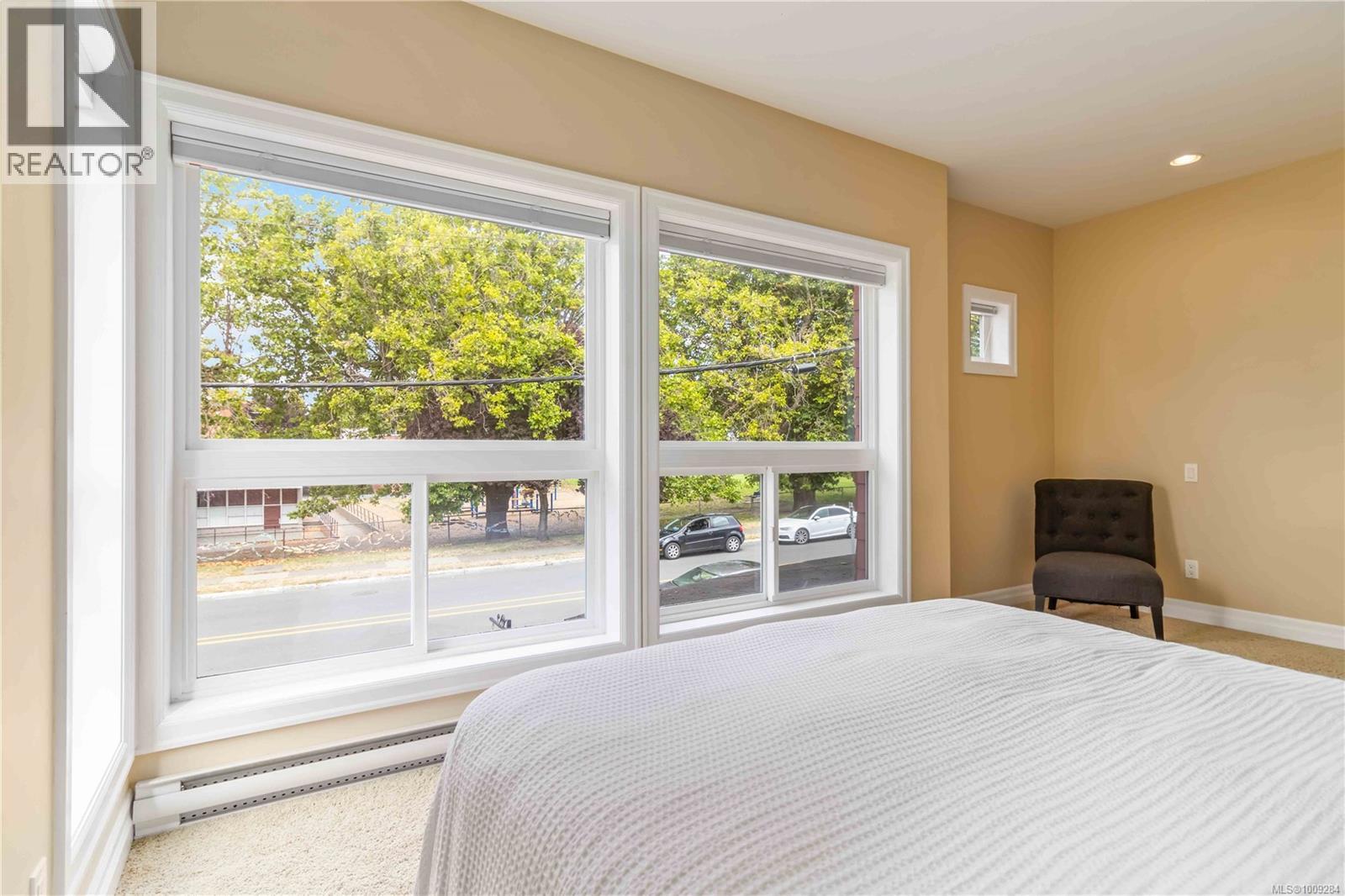 Photo 15 of 4 1827 Fairfield Rd, Victoria BC