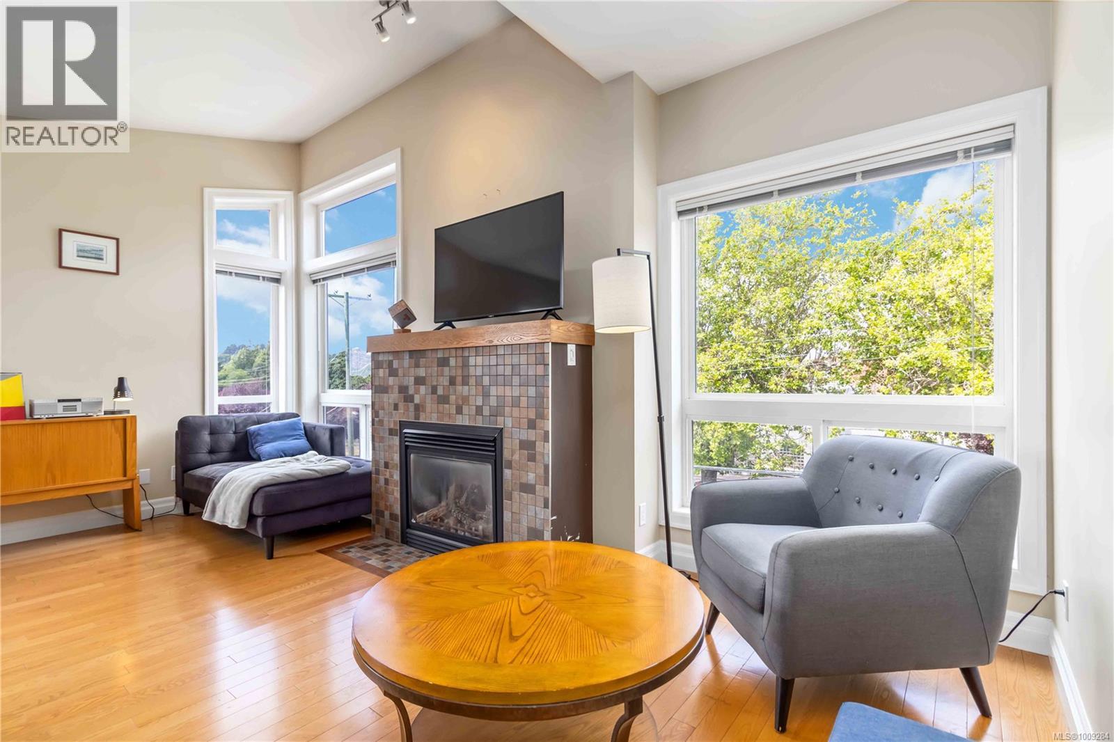 Photo 13 of 4 1827 Fairfield Rd, Victoria BC