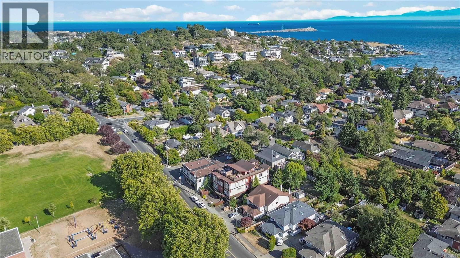 Photo 47 of 4 1827 Fairfield Rd, Victoria BC