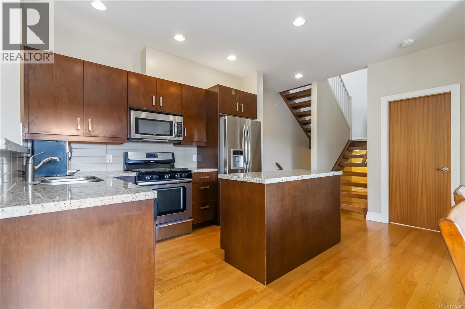 Photo 7 of 4 1827 Fairfield Rd, Victoria BC