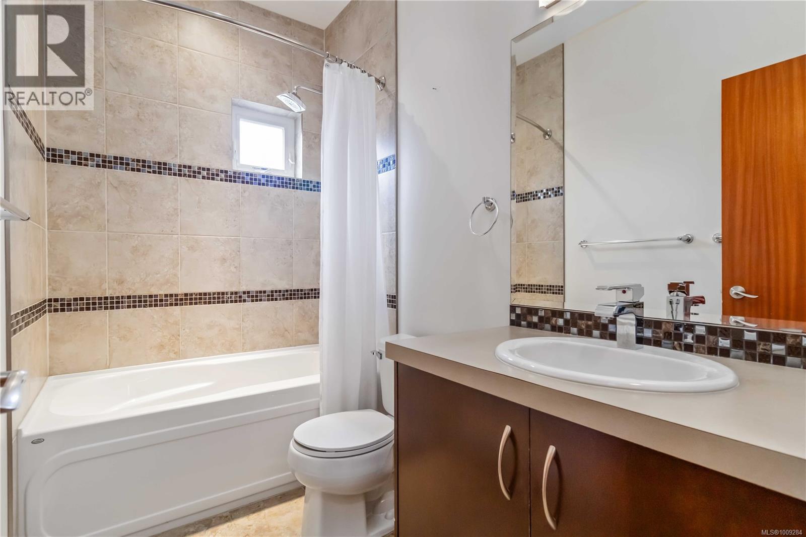 Photo 22 of 4 1827 Fairfield Rd, Victoria BC