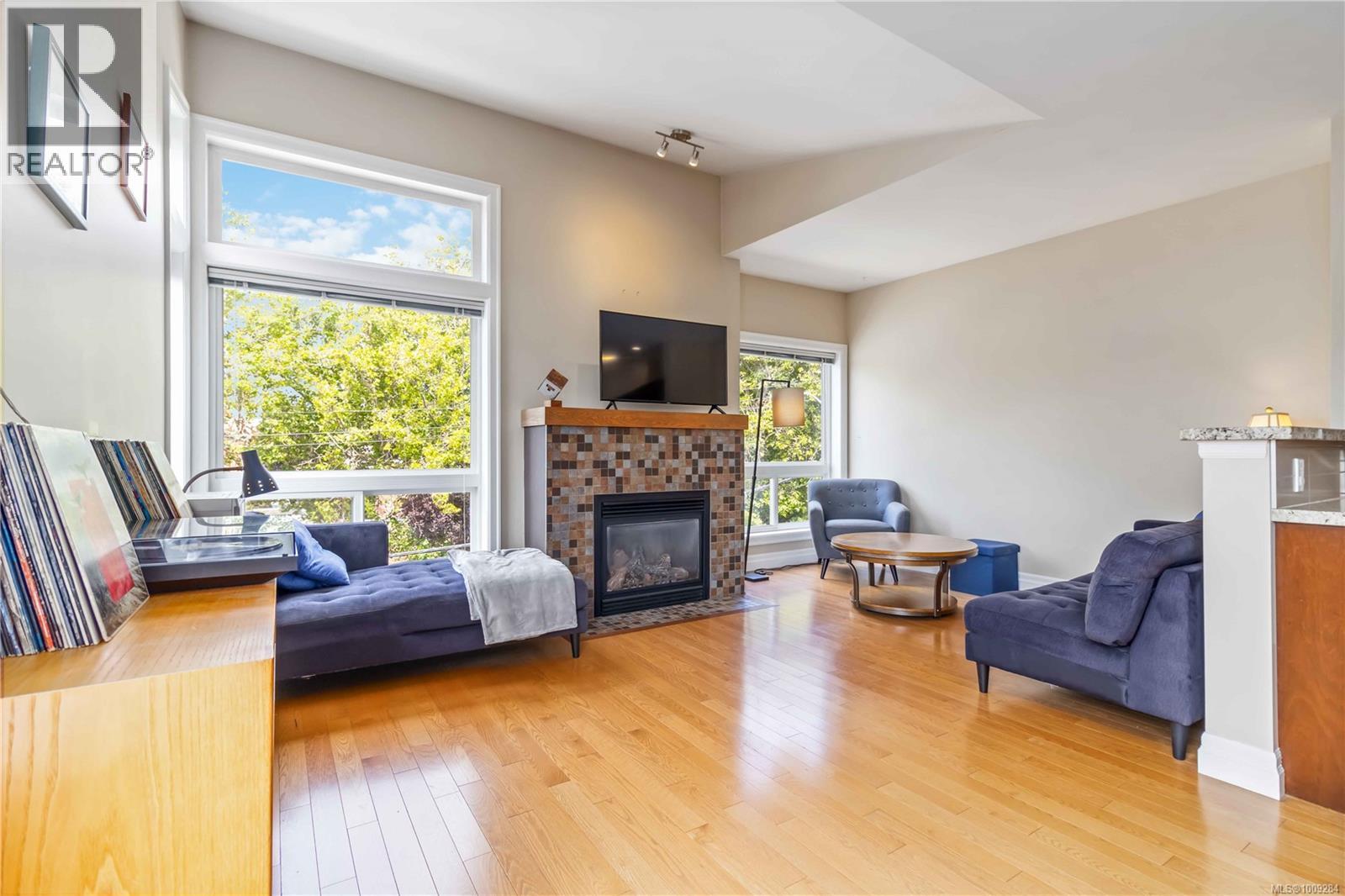 Photo 4 of 4 1827 Fairfield Rd, Victoria BC