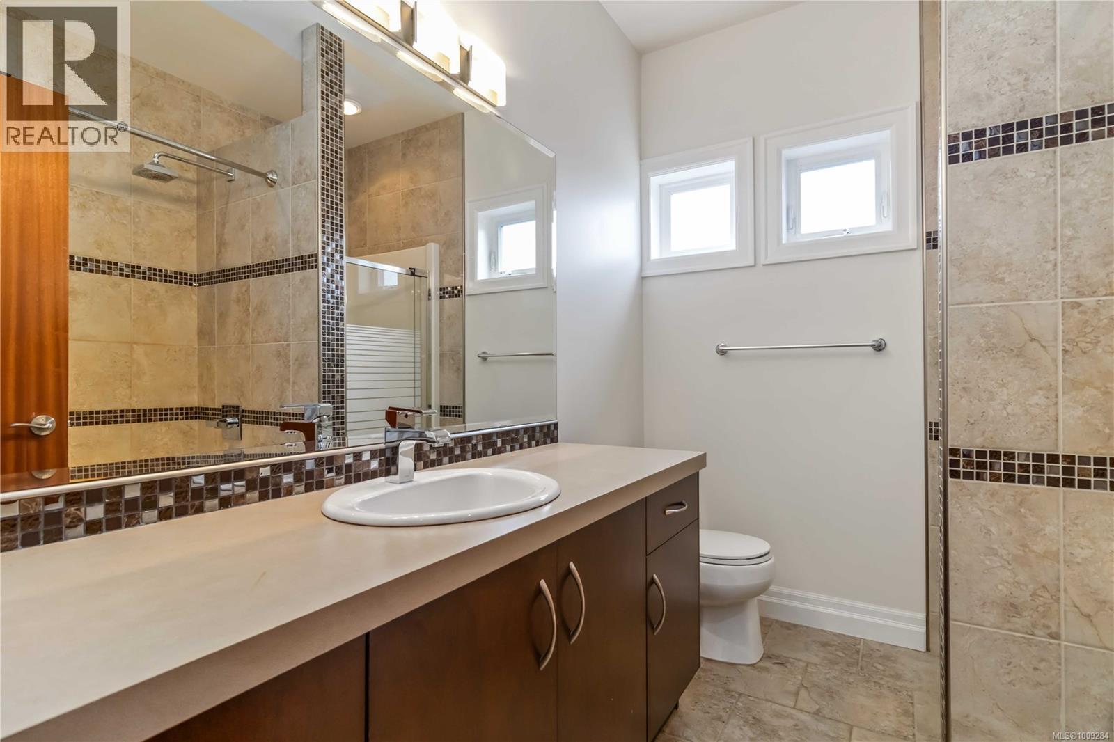 Photo 18 of 4 1827 Fairfield Rd, Victoria BC